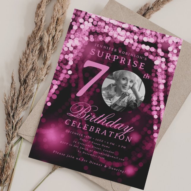 Convites 70 de Foto SURPRESA Luzes de Glam Rosa de Aniversá (SURPRISE Photo 70th Birthday Pink Glam Lights Invitation)