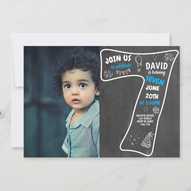 Convites 7 Birthday Boy Chalkboard com número azul de foto (Frente)