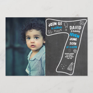 Convites 7 Birthday Boy Chalkboard com número azul de foto