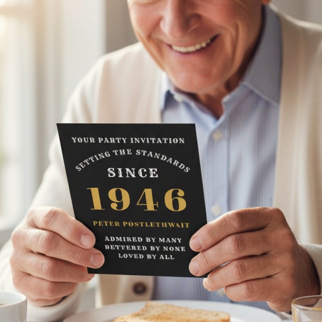 Convites 80 Aniversário De 1946 Negro Dourado Personalizado (1946 birthday invitation held by an older man.)