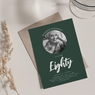 Convites 80 Birthday Emerald de Foto com Script Minimalista