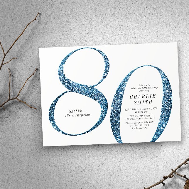 Convites 80 de aniversário de brilho azul moderno minimalis (Modern minimalist faux blue glitter 80th birthday invitation)
