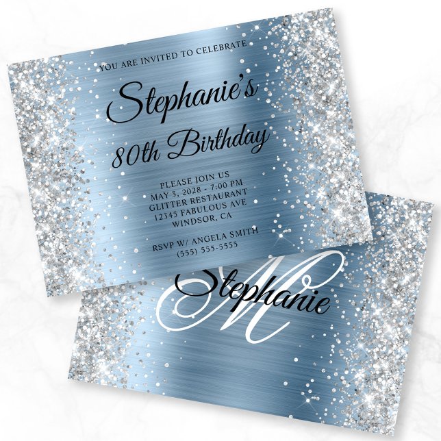 Convites 80 de Aniversário do Silver Glitter Light Blue Mon (Silver Glitter Light Blue Monogram 80th Birthday Invitation)