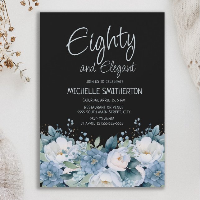 Convites 80 e Elegante Azul Azul Branco Floral Preto (Eighty and Elegant 80th birthday party invitation with dusty blue and white flowers on black)
