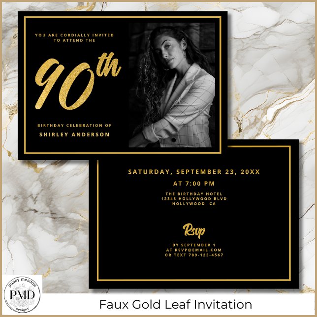 Convites 90 Birthday Elegante Foto Negra Folha Dourada (90th Birthday Elegant Photo Black and Faux Gold Leaf Invitation with Party Details on the Back.)