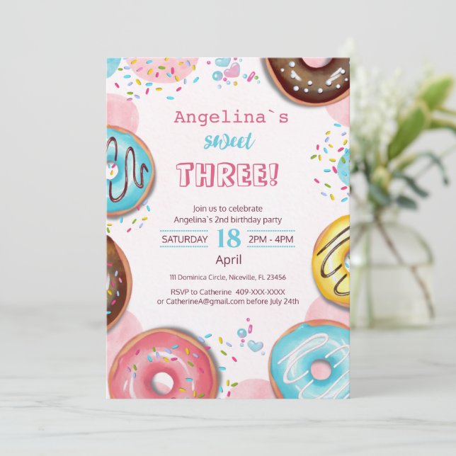 Convites A vibrant birthday invitation with donuts.  (Em pé/Frente)
