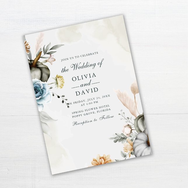 Convites Abóbora Branca e Flores Silvestres de Outono Casam (White Pumpkin and Fall Wildflowers Wedding Invitation on white wooden table)