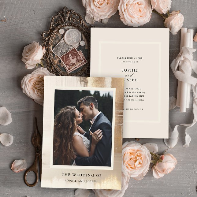 Convites Abstrato ouro | Casamento Elegante (A glamorous photo wedding invitation with an abstract gold background and a neutral tone on the back)