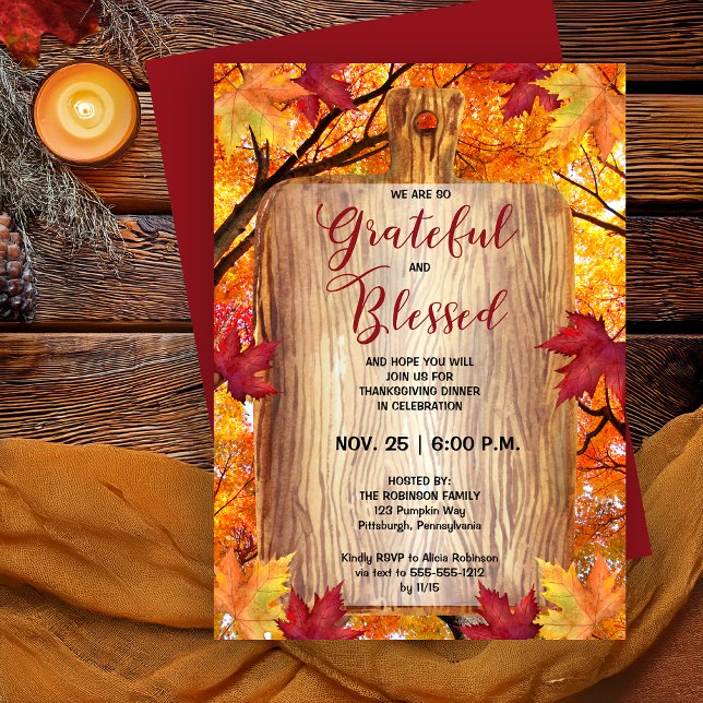 Convites Ação de Graças, Woodsy Rústico Jante Grateful Aben (Thanksgiving Dinner Rustic Woodsy Cutting Board with Fall Trees and Leaves Background - Print | Digi)