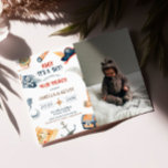 Convites Ahoy, é uma foto de um Chá de fraldas pirata<br><div class="desc">Ahoy, é um convite para fotos de Chá de fraldas pirata. Apresentando um charmoso design de navio pirata, este convite apresenta uma paleta de cores ousadas de azuis profundos e vermelhos vibrantes. A ilustração lúdica inclui um navio-pirata que navega no alto mar, completo com uma bandeira de Jolly Roger, arcas...</div>