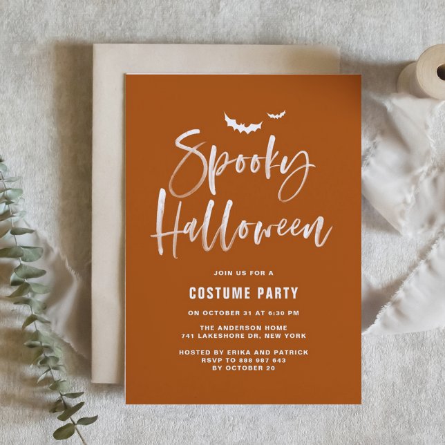 Convites Alface de Pincel do Dia das Bruxas de Laranja Quei (Spooky Halloween party invitation with white brush lettering on burnt orange background.)