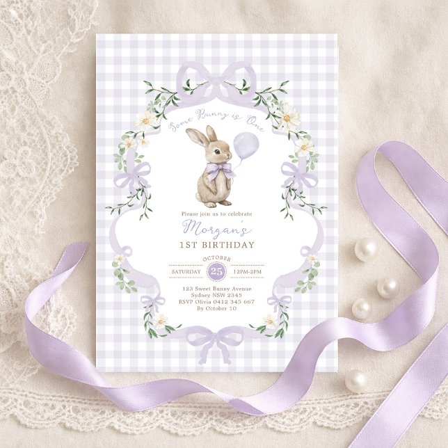 Convites Algum Coelhinho é Um Arco Roxo Gingham 1º Aniversá (Criador carregado)