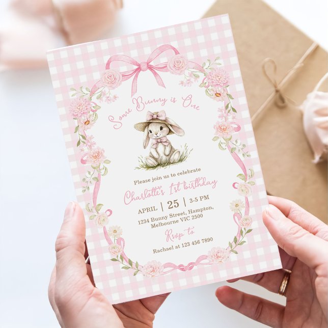 Convites Algum Coelhinho é Um Laço Rosa Gingham 1º Aniversá (Criador carregado)