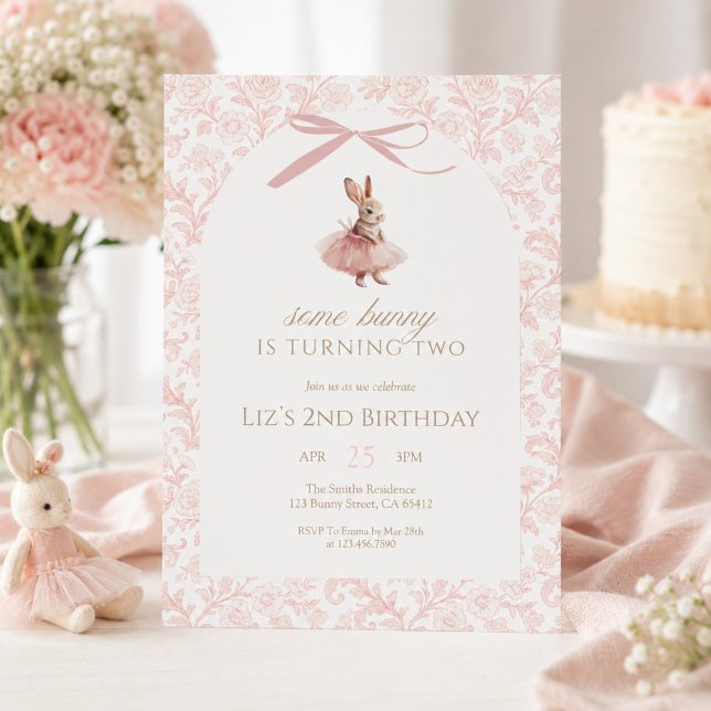 Convites Algum Coelhinho Está Fazendo Dois Aniversário Tutu (Criador carregado)