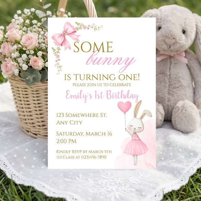 Convites Algum Coelhinho Está Fazendo Um Ano, Arco de 1º An (Some Bunny is Turning One 1st Birthday Invitation. Floral pink bunny theme, easy to edit.)