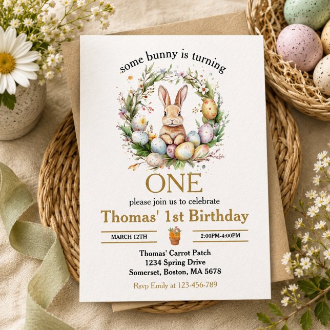 Convites Algum coelho de Páscoa está fazendo um 1º aniversá (Some easter Bunny Is Turning one 1st birthday Invitation)