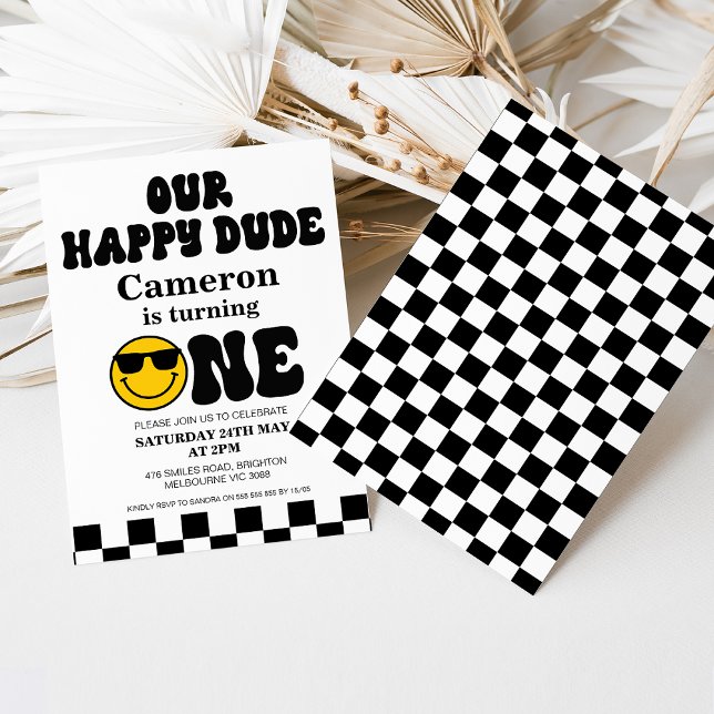 Convites Amarelo Negro Nosso primeiro aniversario Feliz (Happy dude 1st birthday invitation for boy featuring some retro text, checkerboard pattern and face.)