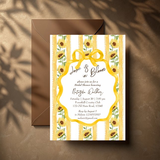 Convites Amor com flores solares despojadas chá de panela (Love in bloom sunflowers grandmillenial retro wavy border yellow stripes bridal shower invitation)