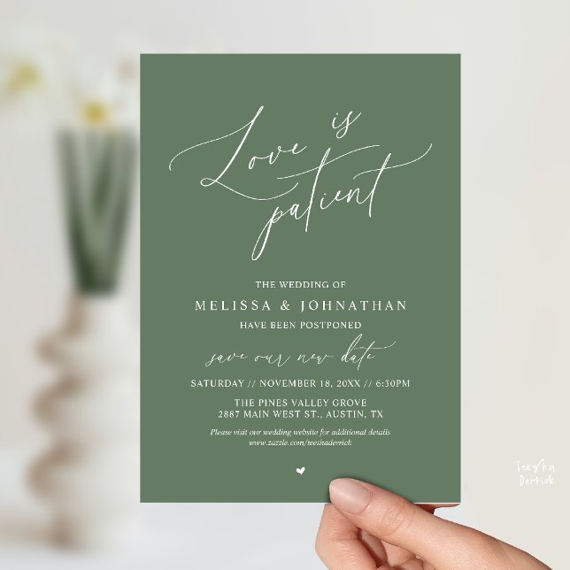 Convites “Amor é Paciente” Alteração de data do casamento a (“Love Is Patient” Wedding Postpone Announcement Date Change Card in Sage Green)