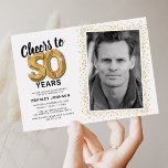 Convites Anima 50 Anos 50 Foto de Aniversário<br><div class="desc">Celebre o grande marco de fazer cinquenta com nossos convites bolsas mensageifestas de aniversario elegante. Com um fundo branco de tendências personalizável, um ponto de foto pessoal e sotaques de ouro, esses convites certamente deixam uma impressão duradoura. Os detalhes do balão de hélio dourado adicionam um toque de magia, enquanto...</div>
