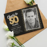 Convites Anima 50 Anos 50 Foto de Aniversário<br><div class="desc">Celebre o grande marco de fazer cinquenta com nossos convites bolsas mensageifestas de aniversario elegante. Com um fundo preto de tendências personalizável, um ponto de foto pessoal e sotaques de ouro, esses convites certamente deixam uma impressão duradoura. Os detalhes do balão de hélio dourado adicionam um toque de magia, enquanto...</div>