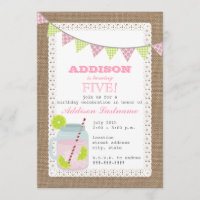 Aniversário cor-de-rosa inspirado serapilheira da