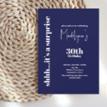 Convites Aniversário da Surpresa do 30 Moderno<br><div class="desc">Na moda,  marinho simples e moderno e design de aniversário branco que é facilmente personalizado com todas as informações do seu partido. Pode mudar para qualquer ano de nascimento que quiser.</div>