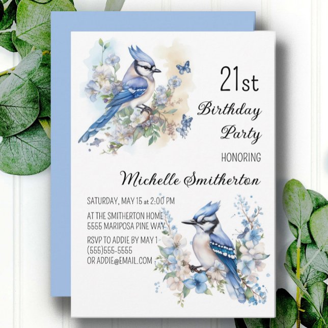 Convites Aniversário de 21 anos com flores de Pássaro Gaio  (Blue jay and butterflies women's 21st birthday party invitation, customizable with your own text.)