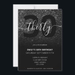 Convites Aniversário de 30 anos de brilho preto Elegante mo<br><div class="desc">Convite para aniversário de 30 anos de Lente Negra Elegante Moderna. Design de modelo de convite de aniversário de 30 anos minimalista com uma caligrafia elegante com letra de escrita manuscrita.</div>