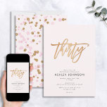 Convites Aniversário de 30 anos de Confetti de Script Doura<br><div class="desc">Um belo, moderno convite de aniversário rosa e ouro para o famoso aniversário de 30 anos! Este convite apresenta um fundo cor-de-rosa pincelado com a palavra "trinta" em uma tipografia de script, escrita à mão, em moto, em folha de ouro mate. A parte traseira da placa apresenta um confete cor-de-rosa...</div>