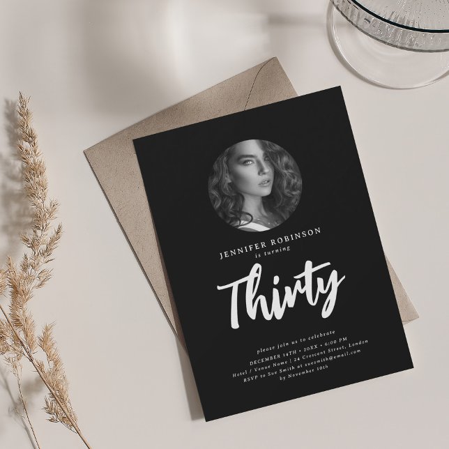 Convites Aniversário de 30 anos de Foto com Script Mínimo P (Minimal Script Photo 30th Birthday Black Invitation)
