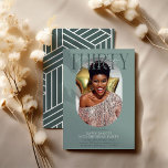 Convites Aniversário de 30 anos de Foto e Assinatura Oval M<br><div class="desc">Convite moderno para aniversário de 30 anos de na moda. Design apresenta uma fotografia oval da aniversariante/rapaz, a elegante inscrição 'TRINTA' com o nome das pessoas no texto de assinatura no topo e um simples modelo de festa de aniversário que é fácil de personalizar com os seus próprios detalhes. As...</div>