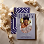 Convites Aniversário de 30 anos de Foto e Assinatura Oval M<br><div class="desc">Convite moderno para aniversário de 30 anos de na moda. Design apresenta uma fotografia oval da aniversariante/rapaz, a elegante inscrição 'TRINTA' com o nome das pessoas no texto de assinatura no topo e um simples modelo de festa de aniversário que é fácil de personalizar com os seus próprios detalhes. As...</div>