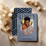 Convites Aniversário de 30 anos de Foto e Assinatura Oval M<br><div class="desc">Convite moderno para aniversário de 30 anos de na moda. Design apresenta uma fotografia oval da aniversariante/rapaz, a elegante inscrição 'TRINTA' com o nome das pessoas no texto de assinatura no topo e um simples modelo de festa de aniversário que é fácil de personalizar com os seus próprios detalhes. As...</div>