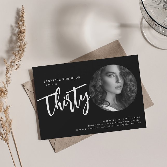 Convites Aniversário de 30 anos de Fotografia de Script Mod (Modern Script Photo 30th Birthday Party Black Invitation)