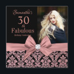 Convites aniversário de 30 anos de rosa dourado damask dama<br><div class="desc">Rosa dourado maceração negra | aniversário de 30 anos. Trinta e fabuloso! Um belo e elegante Convites de festas de aniversário de 30 anos rosa-rosa-rosa-rosa-reluzente floral úmido que você pode personalizar e enviar sua festa da 30ª festa de aniversário. No centro do arco rosa bonito. Substitua a foto da amostra...</div>