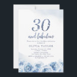 Convites Aniversário de 30 anos floral azul de script brilh<br><div class="desc">Escrita moderna azul esmaecida "30 e fabulosa",  design floral de cor azul-d-água,  elegante e na moda,  convites de festas aniversário de 40 anos excelente.</div>