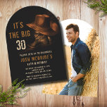 Convites aniversário de 30 anos Foto: Rustic Cowboy Hat Boo<br><div class="desc">aniversário de 30 anos Foto Rustic Cowboy Hat and Leather Boots Invitation apresenta um par de botas de cowboy de couro com chapéu e suas informações personalizadas de convite de festas. Personalize adicionando sua foto favorita no verso. Criado pelo Evco Studio www.zazzle.com/store/evcostudio</div>