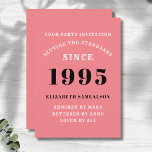 Convites Aniversário de 30 anos personalizado adicione seu<br><div class="desc">Para esses nasceres em 1995 e celebrando a sua festa de aniversário, temos o cartão de convite de aniversário ideal. O fundo cor-de-rosa com um design branco e preto é simples e, no entanto, elegante. Personalize facilmente o texto na frente e na parte traseira deste cartão de convite de aniversário...</div>