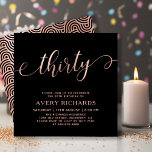 Convites Aniversário de 30 anos preto Dourado Rosa de Scrip<br><div class="desc">Elegante Chic Black e Rosa Dourado 30 Script aniversário de 30 anos. Este moderno modelo de convite de aniversário para mulheres apresenta texto na moda "trinta" em um grande falso texto de folha de ouro rosa robusto, escrita à mão (ou tipografia), com letra maiúscula, detalhes da festa em cor de...</div>