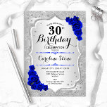 Convites aniversário de 30 anos - Rosas Azuis Reais com Ban<br><div class="desc">Convite para aniversário de 30 anos. Design floral elegante em prata e azul real. Apresenta fitas cintilantes de prata,  fontes de script na moda e confetti de rosa de de safira. Perfeito para uma festa de aniversário de vidro.</div>