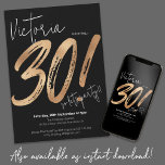 Convites aniversário de 30 anos Script Dourado Black Modern<br><div class="desc">aniversário de 30 anos Script Dourado Black Modern Invitation. Eleve seu aniversário de marco com um toque de talento sassy usando nosso design de convite. Essa obra-prima contemporânea combina facilmente sotaques Dourados e negros elegantes para criar um convite que exude sofisticação e estilo. Com um charme sombrio, esta design minimalista...</div>