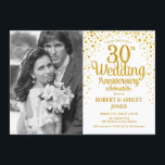 Convites Aniversário de 30 com Foto - Dourado Branco<br><div class="desc">Convite de 30 Casamento de Aniversário com Foto. Design elegante em branco com fonte falsa de script em ouro e confete. Envie-me uma mensagem se precisar de um ano personalizado.</div>