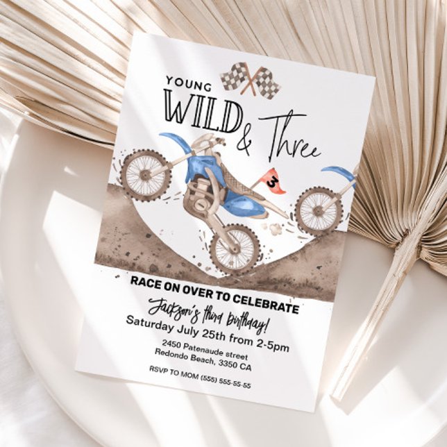 Convites Aniversário de 3 anos de moto azul e três (Blue dirt bike 3rd birthday invitation, young wild three)