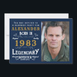 Convites aniversário de 40 anos 1983 Legenda Retro Azul Dou<br><div class="desc">Para aqueles que celebram seu aniversário temos o convite de aniversário ideal com um sentimento de safra. O fundo azul com um design de design de tipografia vintage branca e dourada é simples e, no entanto, elegante com uma sensação retrorreflectora. Personalize facilmente o texto deste presente de aniversário usando o...</div>
