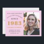 Convites aniversário de 40 anos 1983 Nome Cinza Rosa Foto<br><div class="desc">Para aqueles que celebram seu aniversário temos o convite de aniversário ideal com a oportunidade de adicionar uma foto. O fundo cor-de-rosa, com uma cinza de design de tipografia dourada, é simples, mas elegante. Personalize facilmente o texto deste presente de aniversário usando o modelo fornecido. Procure na loja mais ideias...</div>