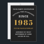 Convites aniversário de 40 anos 1985 Preto Dourado Personal<br><div class="desc">Para aqueles nasceres em 1985 e celebrando a sua festa de aniversário de 40 anos, temos o cartão de convite de aniversário ideal. O fundo preto com design branco e ouro é simples e, no entanto, elegante. Personalize facilmente o texto na frente e na parte traseira deste cartão de convite...</div>