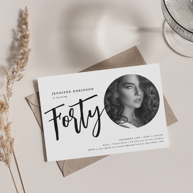 Convites Aniversário de 40 anos de Foto de Script Moderno P (Modern Script Photo 40th Birthday Black & White Invitation)