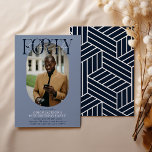 Convites Aniversário de 40 anos de Foto e Assinatura Oval M<br><div class="desc">Convite moderno para aniversário de 40 anos de na moda. Design apresenta uma fotografia oval da aniversariante/rapaz, a elegante inscrição 'QUARTO' com o nome das pessoas no texto de assinatura no topo e um simples modelo de festa de aniversário que é fácil de personalizar com os seus próprios detalhes. As...</div>