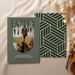 Convites Aniversário de 40 anos de Foto e Assinatura Oval M<br><div class="desc">Convite moderno para aniversário de 40 anos de na moda. Design apresenta uma fotografia oval da aniversariante/rapaz, a elegante inscrição 'QUARTO' com o nome das pessoas no texto de assinatura no topo e um simples modelo de festa de aniversário que é fácil de personalizar com os seus próprios detalhes. As...</div>
